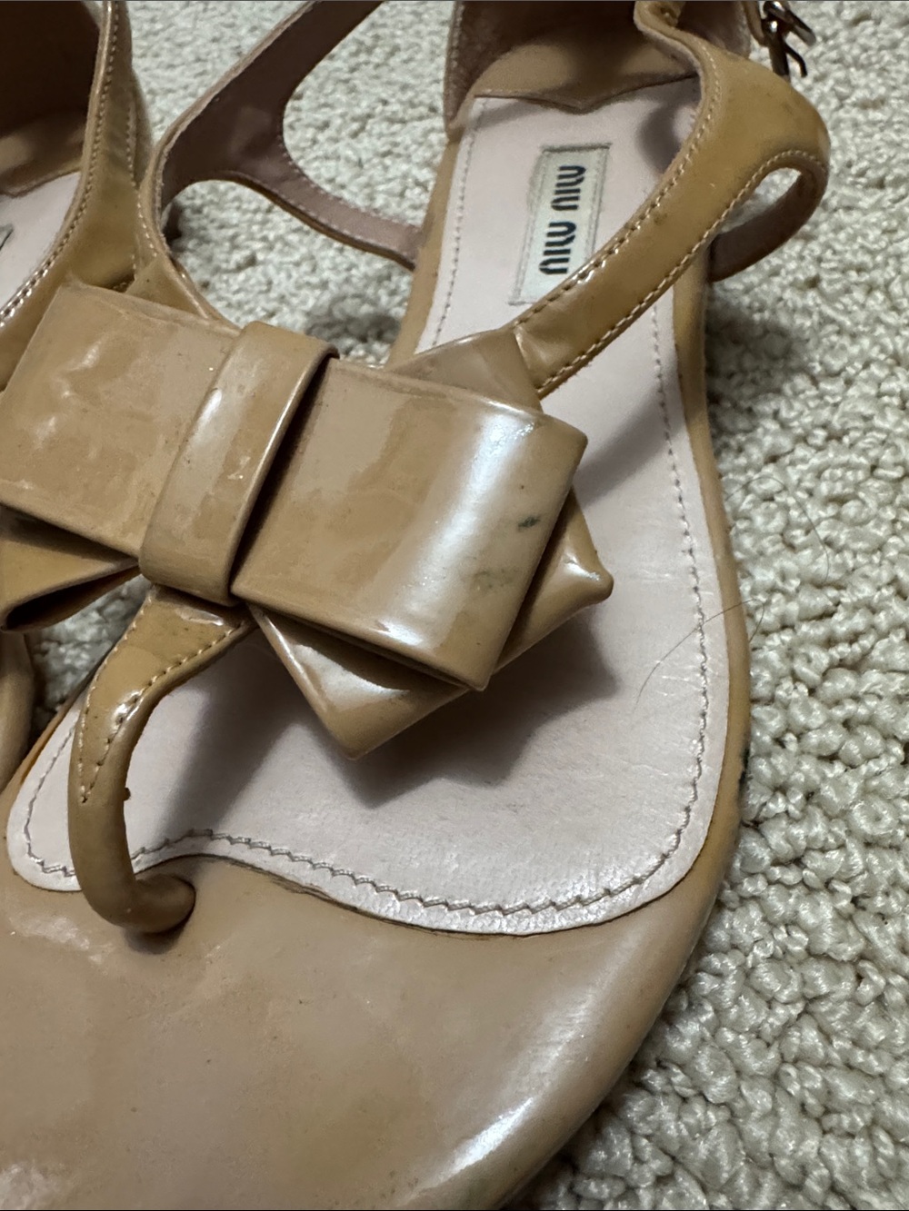 Miu Miu Nude/Tan Patent Leather Bow Thong Sandals - Picture 2 of 16